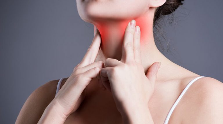 a women experiencing thyroid swelling in her neck
