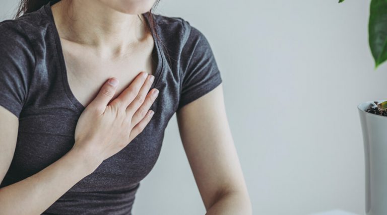 a women experiencing a clavicle pain