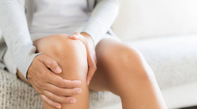 the women applying herbal pain relief cream on her knee