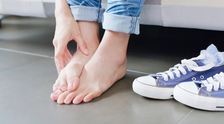 The women trying to treat her pain using stretching
