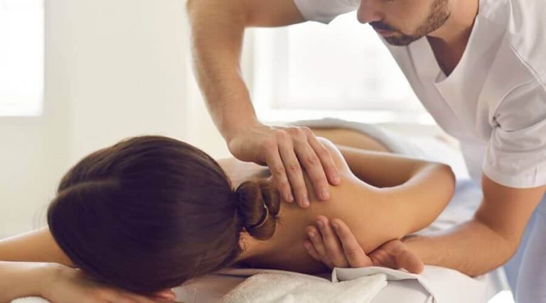 the doctor gives the treatment of shoulder to the women