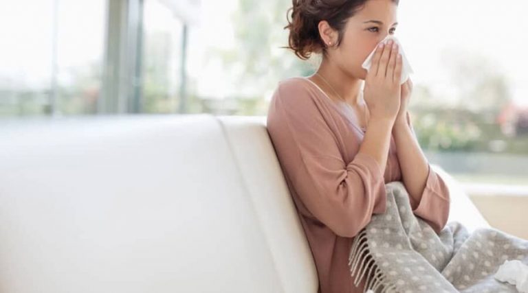 A women sneezing experience symptoms of pneumonia