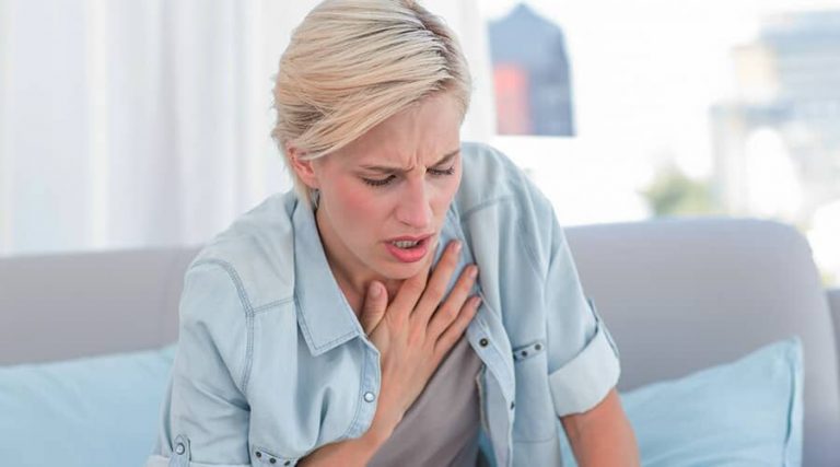 A women who hold her chest were facing symptom of Pulmonary embolism
