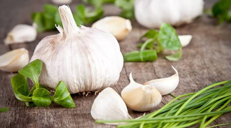 The garlic and its leave were kept in a wooden table