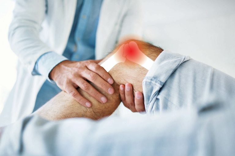 A doctor gives a treatment ofOsteoarthritis to a patient